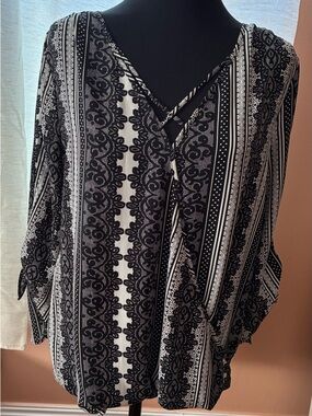Women’s BOLD elements Black & White Striped Lace-Print V-Neck Blouse M